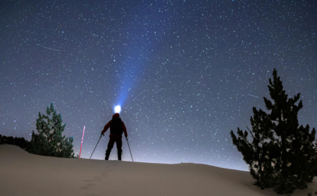 چراغ قوه پیشانی بهتر است یا دستی؟